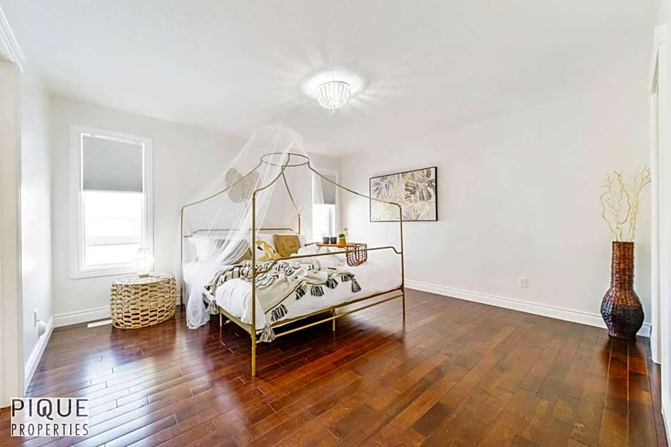 Tropical Oasis - King Beds - Free Netflix & Parking - Fast Wi-Fi