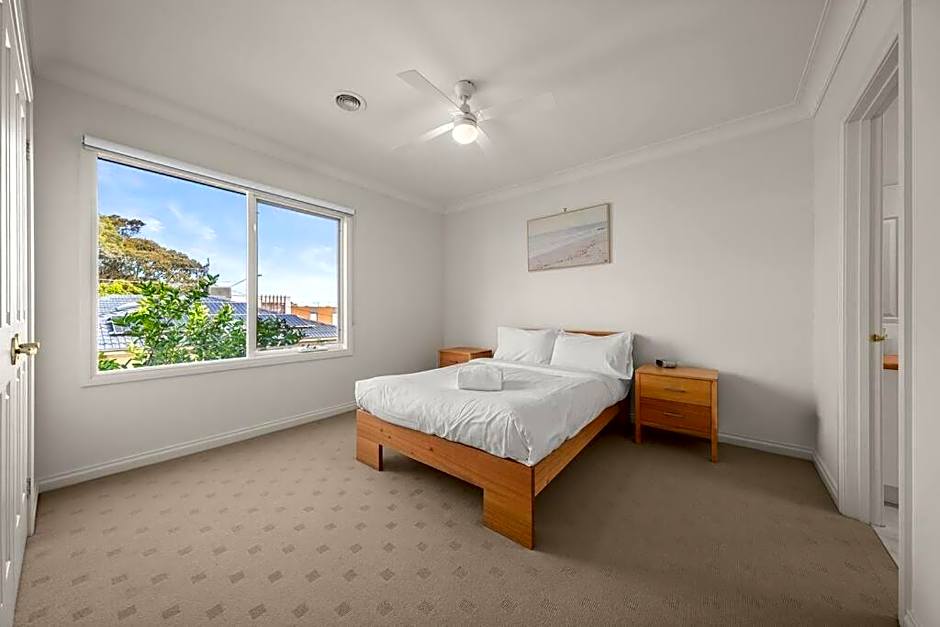 Doncaster East Home walking to shops restaurants