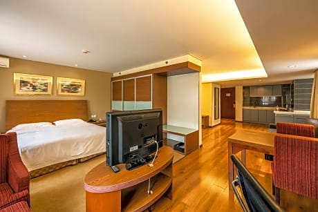 1 King Bed, 1 Single Bed, Non-Smoking , Upgrade