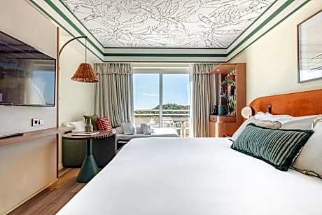 Essential King Room with Single Sofa Bed