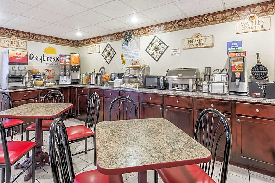 Days Inn & Suites by Wyndham Youngstown / Girard Ohio