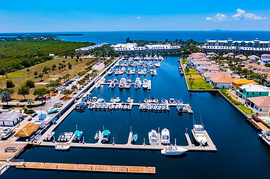 TAMPA BAY, BEACH step away, WIFI, FREE PARKING,POOLS, JACUZZI