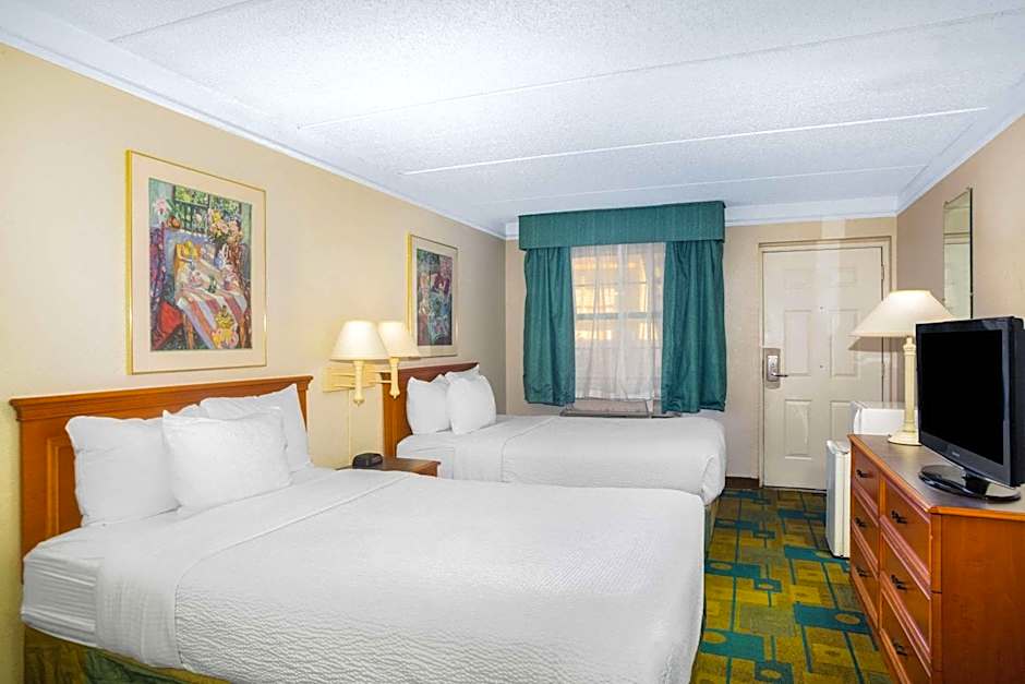 Super 8 by Wyndham Eagle Pass