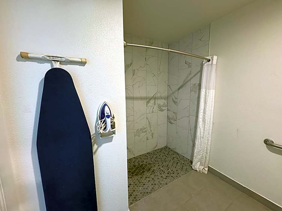 Clarion Inn & Suites Dothan South