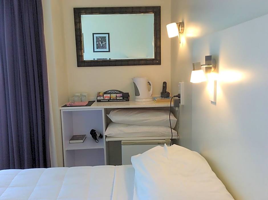 Fiordland Hotel