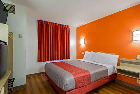 Motel 6-Whitby, ON - Toronto East