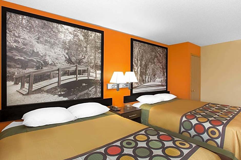 Super 8 by Wyndham Clive/W Des Moines