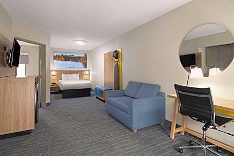 Deluxe King Suite