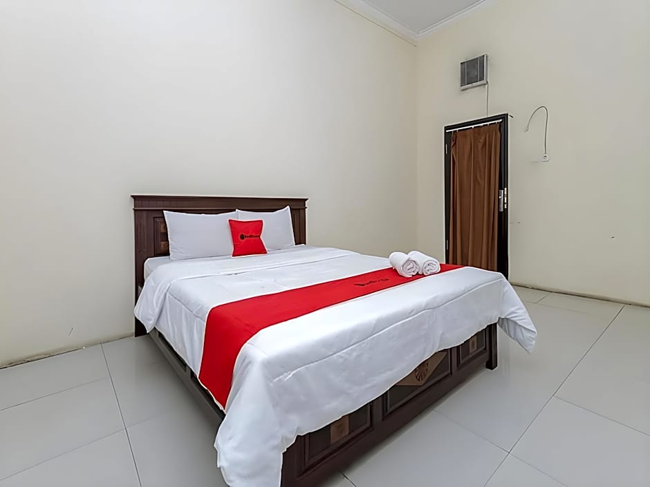 RedDoorz Plus near Museum Angkut Batu 4