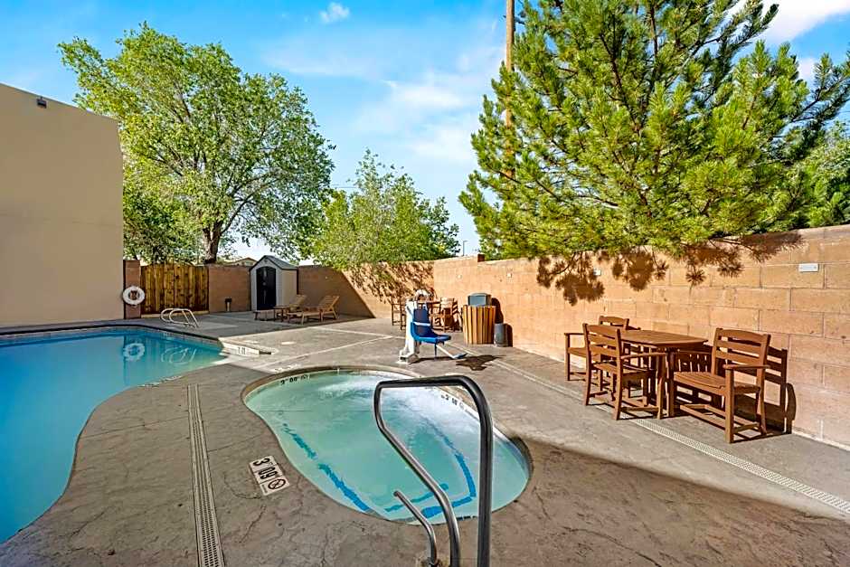 Econo Lodge Inn & Suites Santa Fe South