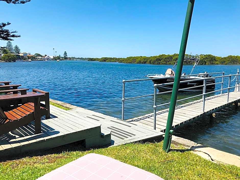 Black Swan Waterfront Motel