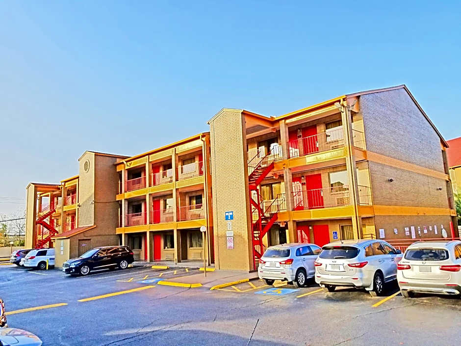 Howard Johnson by Wyndham Houston Hobby Airport