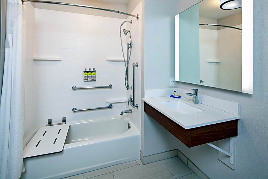 Holiday Inn Express & Suites Clovis Fresno Area By IHG