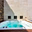 OneBR w Balcony or Small Studio in Playa del Carmen, BBQ, Pool Infinite, Whirlpool, AC, TV Smart, 200mb