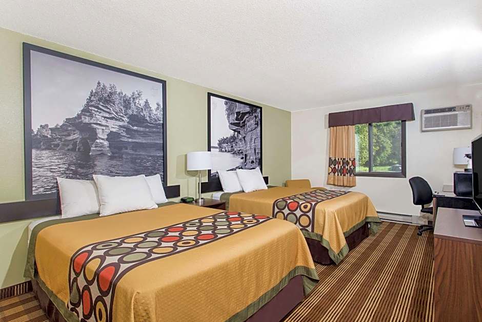 Super 8 by Wyndham Eau Claire I-94