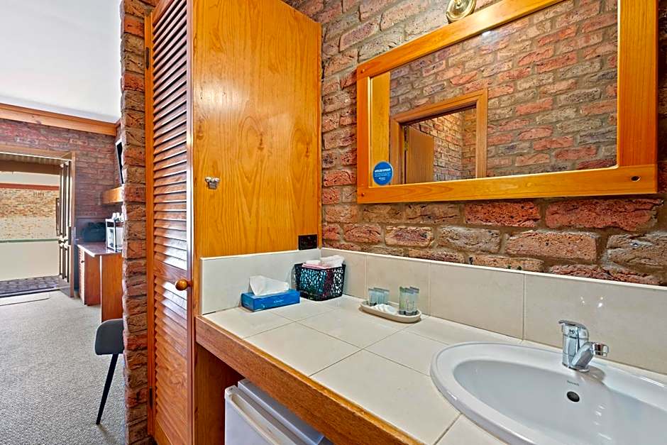 The Settlement Historic Hotel