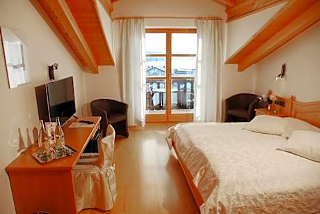 Comfort Double Room with Balcony and Mountain View