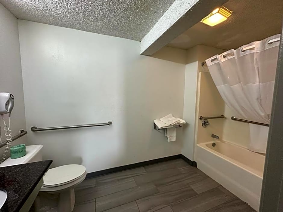 Quality Inn & Suites Decatur Priceville I-65