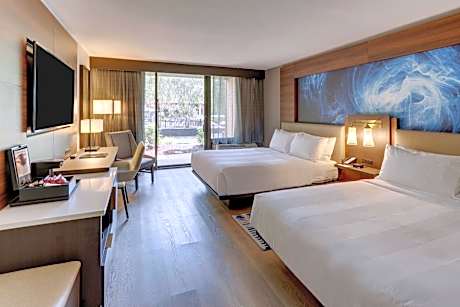 Guest room with 2 Double beds and Courtyard view