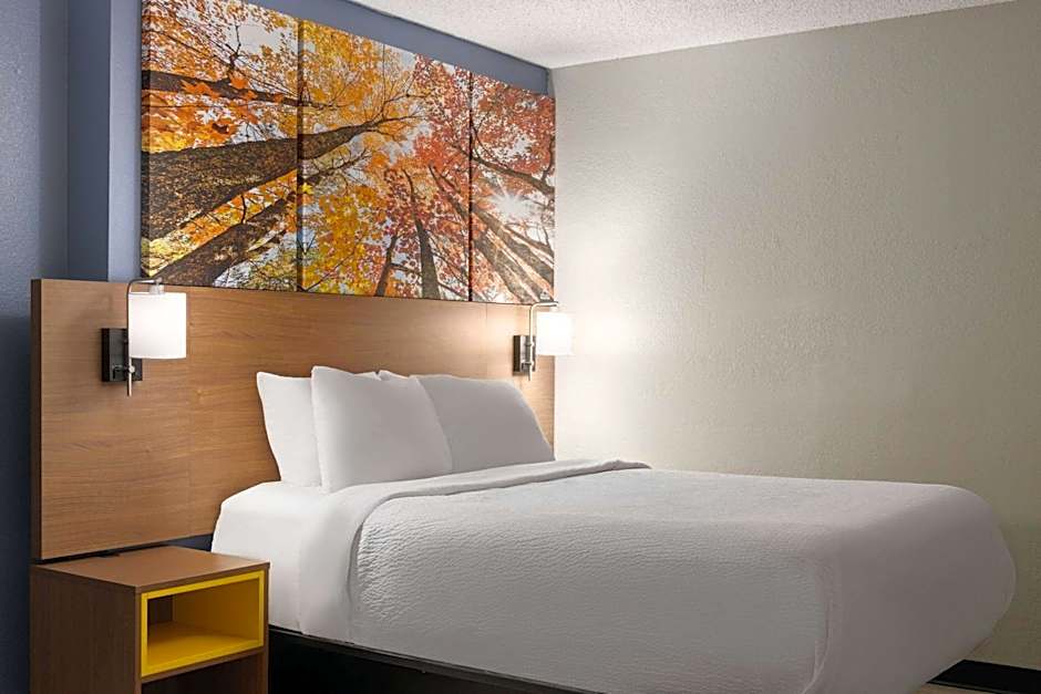 Days Inn & Suites by Wyndham Green Bay WI.