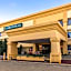 La Quinta Inn & Suites by Wyndham Milwaukee Airport / Oak Creek