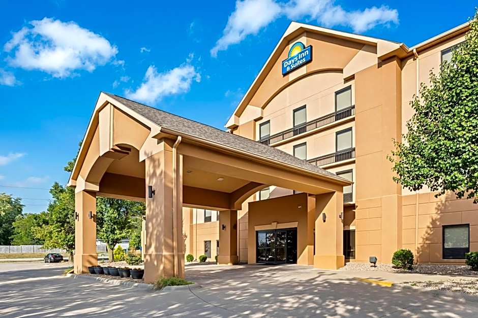 Days Inn & Suites by Wyndham Cedar Rapids