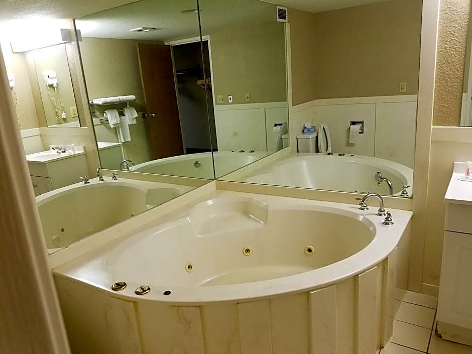 Super 8 by Wyndham Bentonville