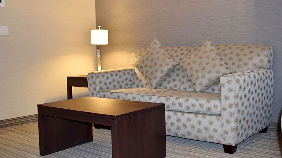 Holiday Inn Express Golden-Kicking Horse By IHG