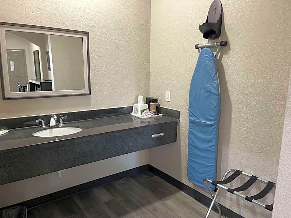 Days Inn by Wyndham Dickinson TX