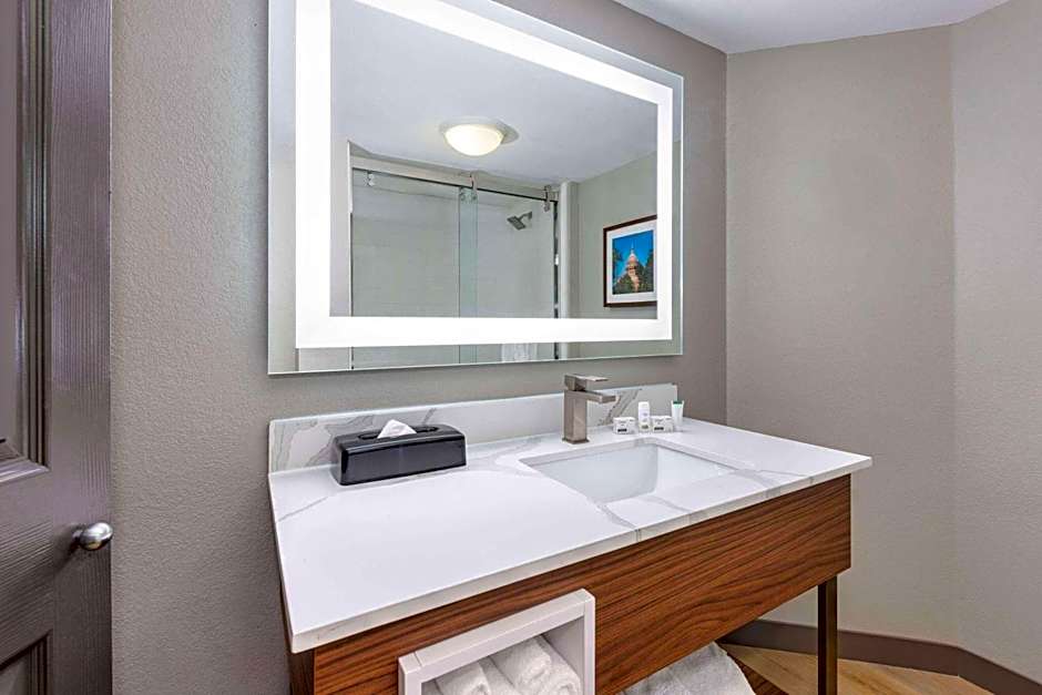 La Quinta Inn & Suites by Wyndham Dallas Dfw Airport North