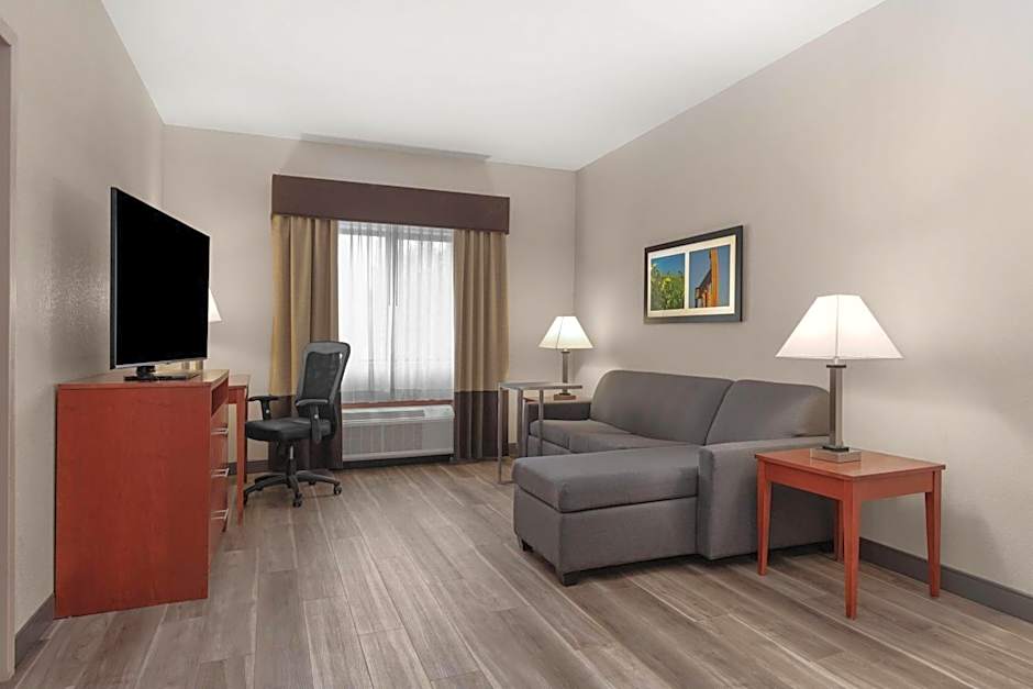 La Quinta Inn & Suites by Wyndham Midwest City - Tinker AFB