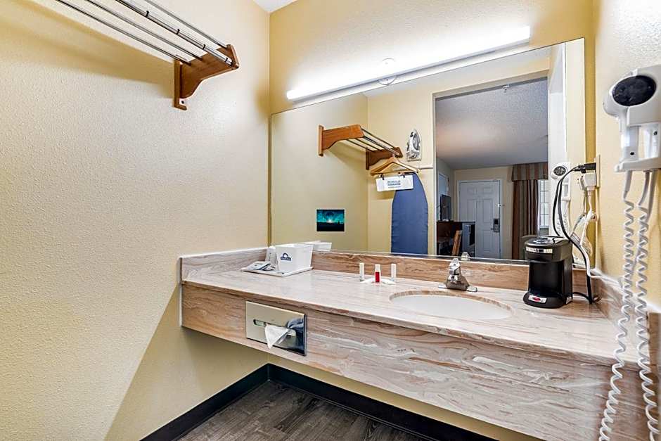 Days Inn by Wyndham Federal Way