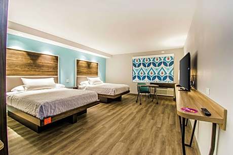 Queen Room with Two Queen Beds and Roll-In Shower - Mobility Access/Non-Smoking