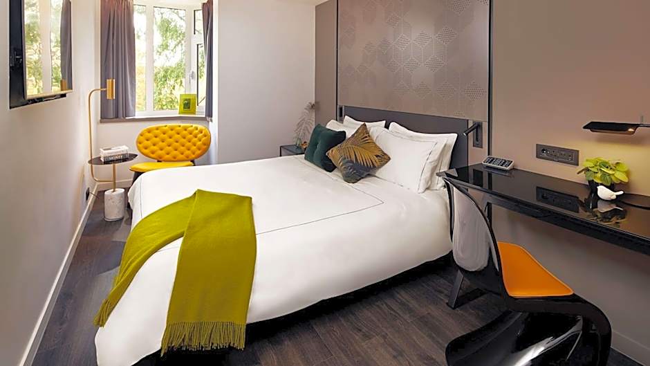 Photo 1 of 4 of Superior 1 Queen Bed, Garden View
