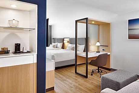 Studio Queen Suite with Partial Ocean View and Balcony - Mobility Accessible with Tub