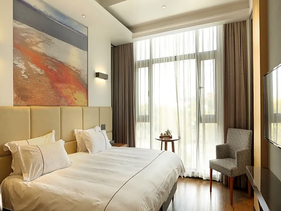 Photo 1 of 9 of Deluxe 1 King Bed