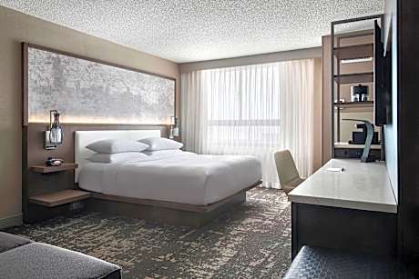 M Club lounge access, Guest room, 1 King, Sofa bed