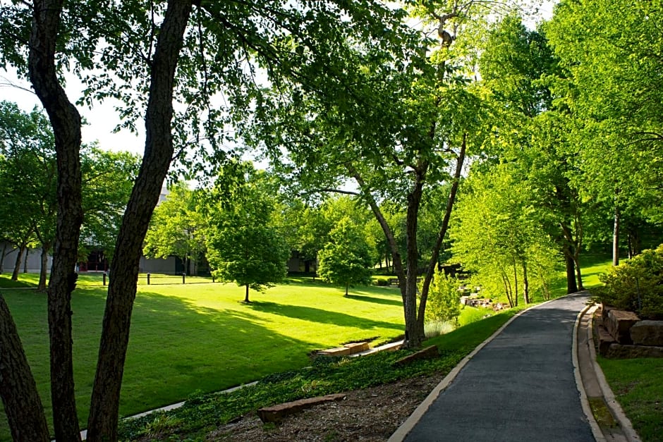 DoubleTree by Hilton Tulsa at Warren Place