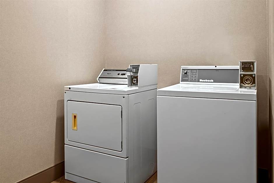 Ramada by Wyndham Drumheller Hotel & Suites