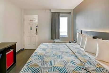 1 King 1 Bedroom Mobility Hearing Accessible Roll In Shower