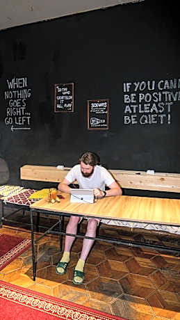 Karvi Hostel & Suites