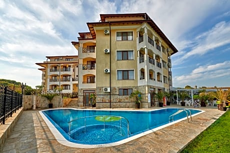 Toma's Residence - Front Beach
