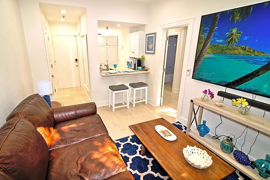 Tropical Beach Condo - Pool, Shops, 86" TV, WiFi