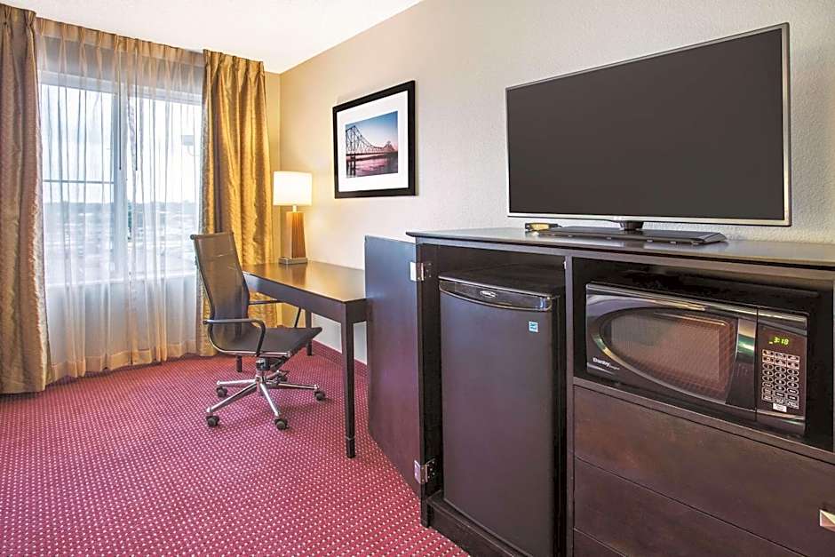La Quinta Inn & Suites by Wyndham O'Fallon - St. Louis