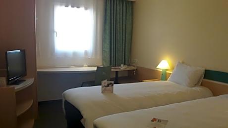 Standard Room with Double Bed and Twin Beds