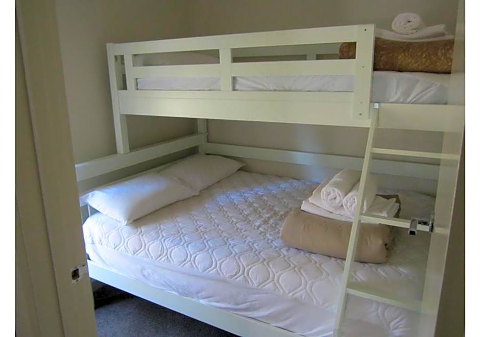 Photo 1 of 7 of Deluxe Marina 3 Bedroom Cabin