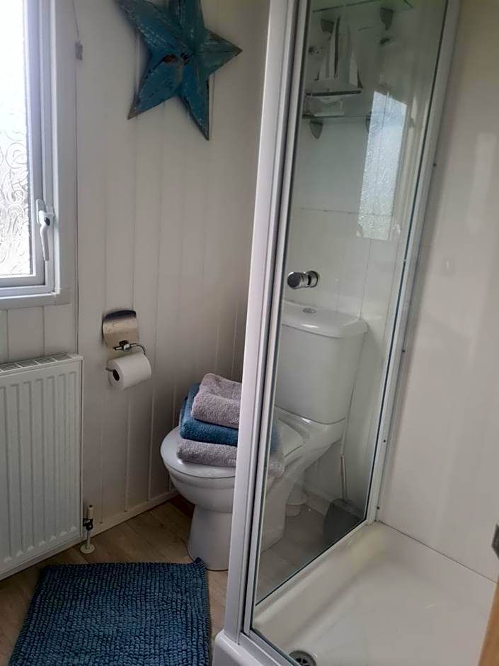 Beautiful 2 bedroom caravan, holiday park Tenby