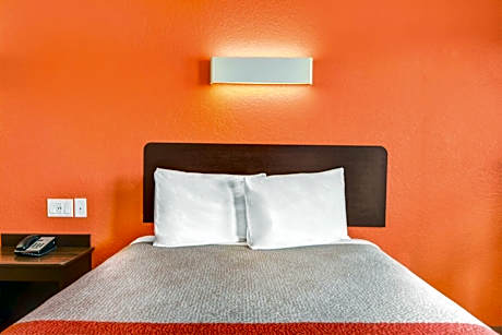 Queen Room - Non-Smoking