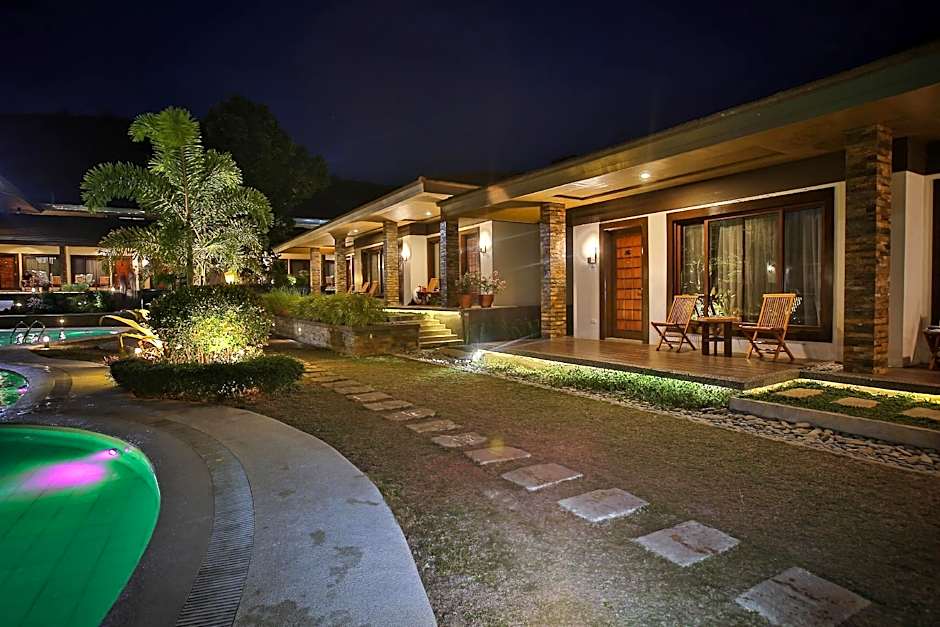 Photo 1 of 18 of Suite, Poolside