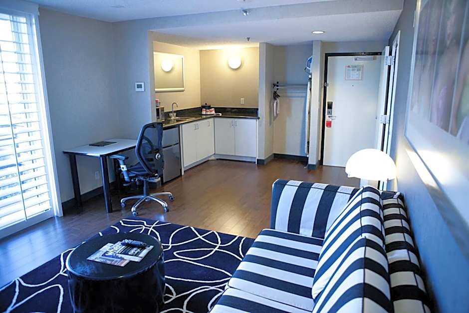 Ramada Plaza by Wyndham West Hollywood Hotel & Suites